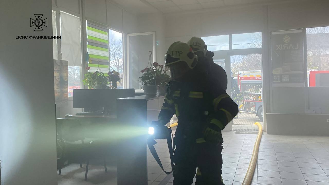 In Ivano-Frankivsk, a charging station exploded in an office, causing a fire. Two people were injured, 40 were evacuated photo 2